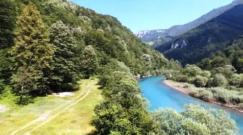 Grundstück am Ufer des Flusses Tara